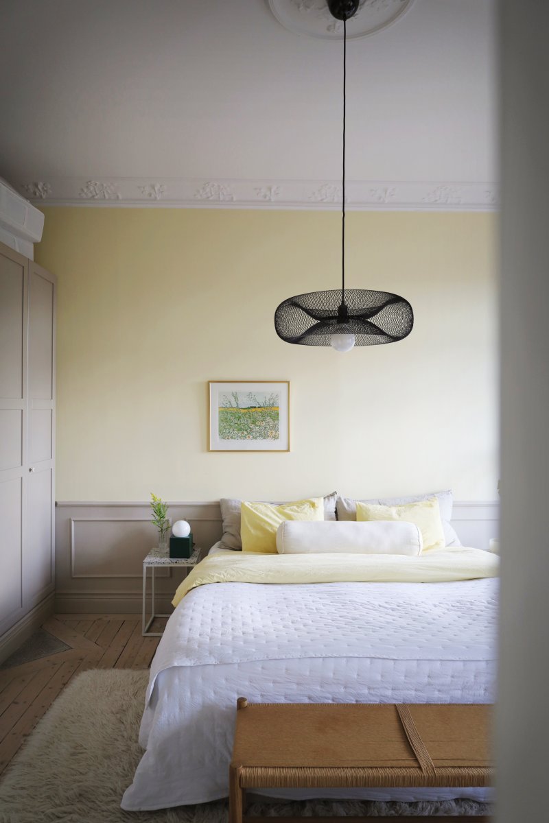 Torus Ø50 Musta kattovalaisin valmistajalta Globen Lighting - Torus &auml;r en luftig och mjuk pendel tillverkad av galvaniserat svart metalln&auml;t.