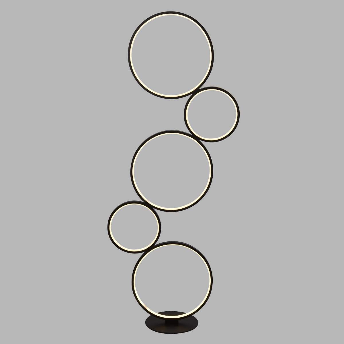 Cirque Musta lattiavalaisin valmistajalta Searchlight - T&auml;ydellinen tasapaino muodon ja toiminnan v&auml;lill&auml; &ndash; t&auml;m&auml; lamppu on taatusti huoneen keskipiste!