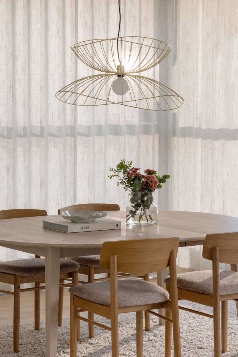 Ray Ø70 Harjattu messinki kattovalaisin valmistajalta Globen Lighting - Kaksi varjostinta voidaan järjestää eri tavoin – joko päällekkäin tai sisäkkäin alemman riippuvalaisimen aikaansaamiseksi.