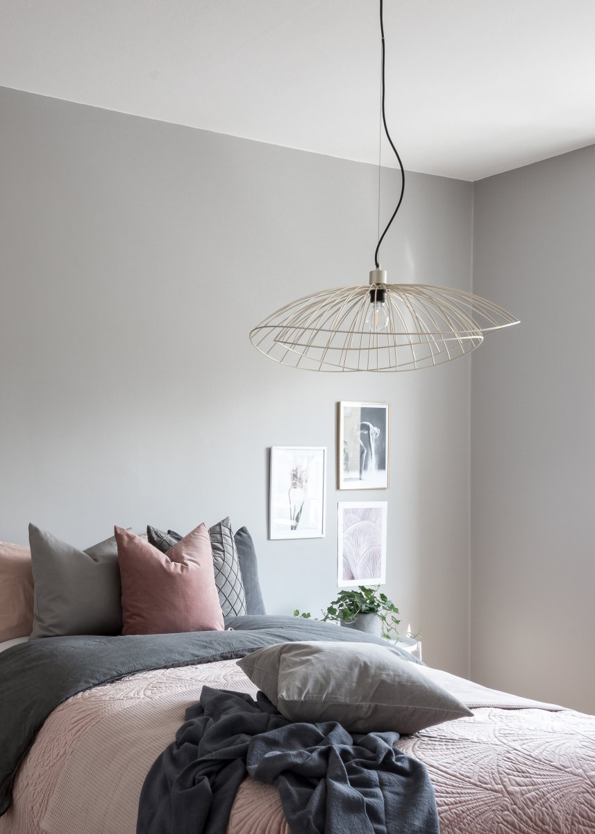 Ray Ø70 Harjattu messinki kattovalaisin valmistajalta Globen Lighting - Kaksi varjostinta voidaan järjestää eri tavoin – joko päällekkäin tai sisäkkäin alemman riippuvalaisimen aikaansaamiseksi.