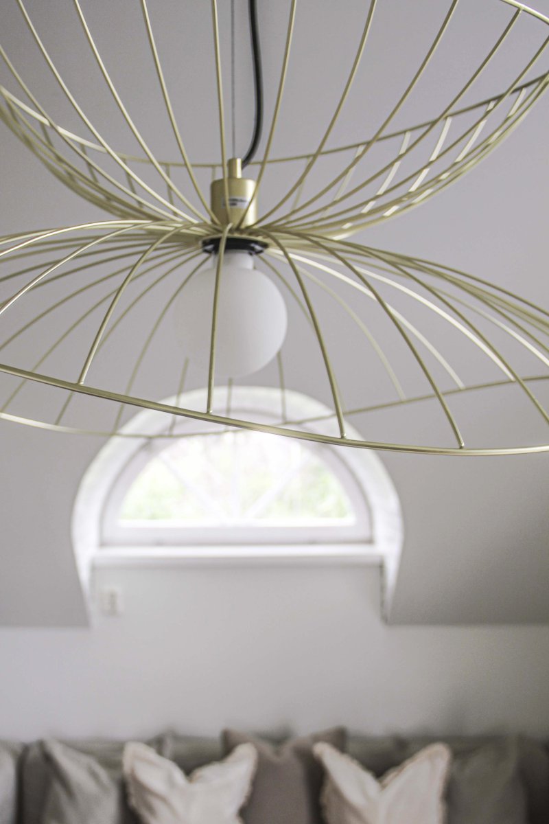 Ray Ø70 Harjattu messinki kattovalaisin valmistajalta Globen Lighting - Kaksi varjostinta voidaan järjestää eri tavoin – joko päällekkäin tai sisäkkäin alemman riippuvalaisimen aikaansaamiseksi.