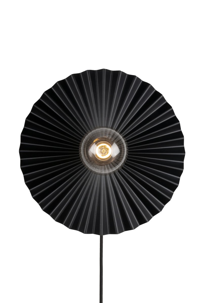 Omega Ø35 Musta seinävalaisin valmistajalta Globen Lighting - Valaisin on my&ouml;s himmenninyhteensopiva kattoon asennettuna.