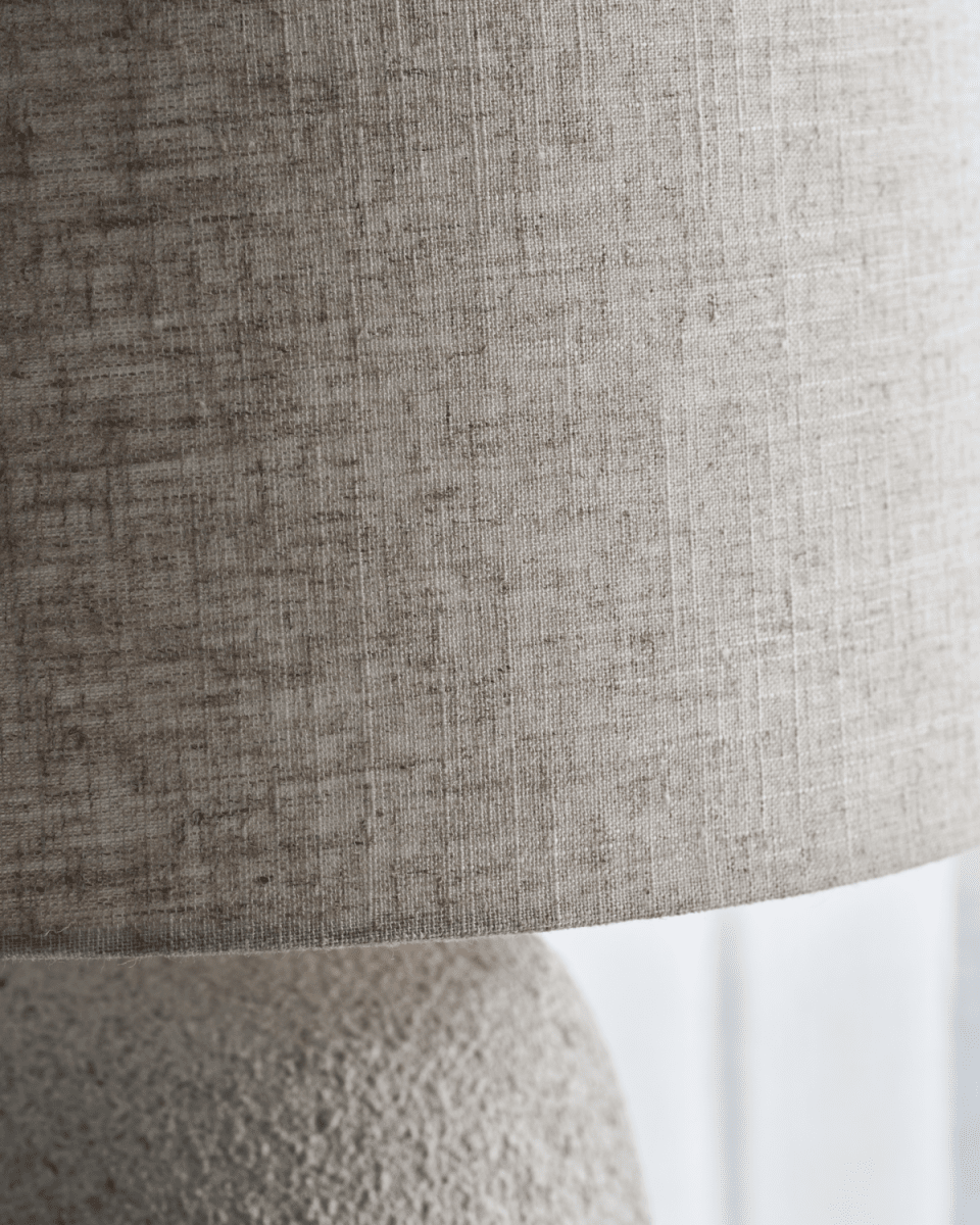 Tana 46cm Luonnonvalkoinen pöytävalaisin valmistajalta House Doctor - Jos sinulla on House Doctorin Tana, saat pöytävalaisimen ja sen päälle veistoksen.