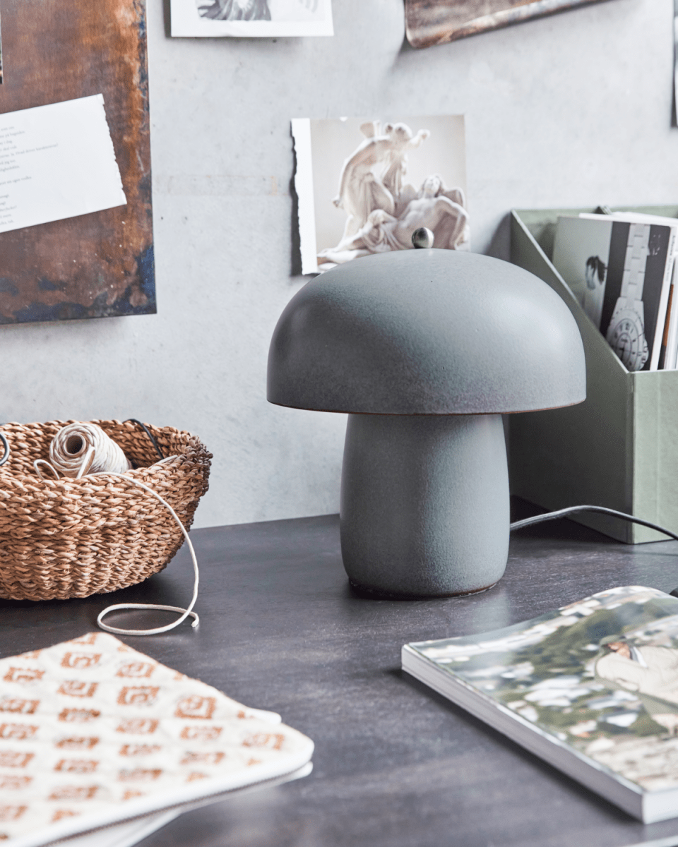 Moss 30cm Harmaa pöytävalaisin valmistajalta House Doctor - Tämä House Doctorin pöytävalaisin tasapainottaa hienovaraisesti sileiden pintojen ajattoman viehätyksen pehmeän, sienimäisen muodon kanssa ja tarjoaa nykyaikaisen muotoilun.