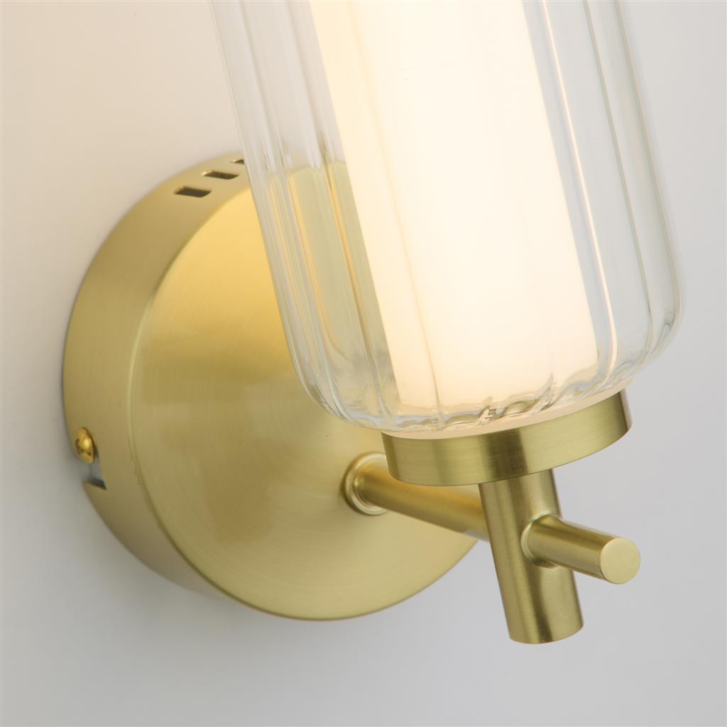 Mod 32cm Messinki seinävalaisin valmistajalta Searchlight - Uurrettu lasi luo kauniin valonleikin varjojen ja heijastusten avulla, jotka antavat huoneelle lis&auml;&auml; syvyytt&auml; ja luonnetta.