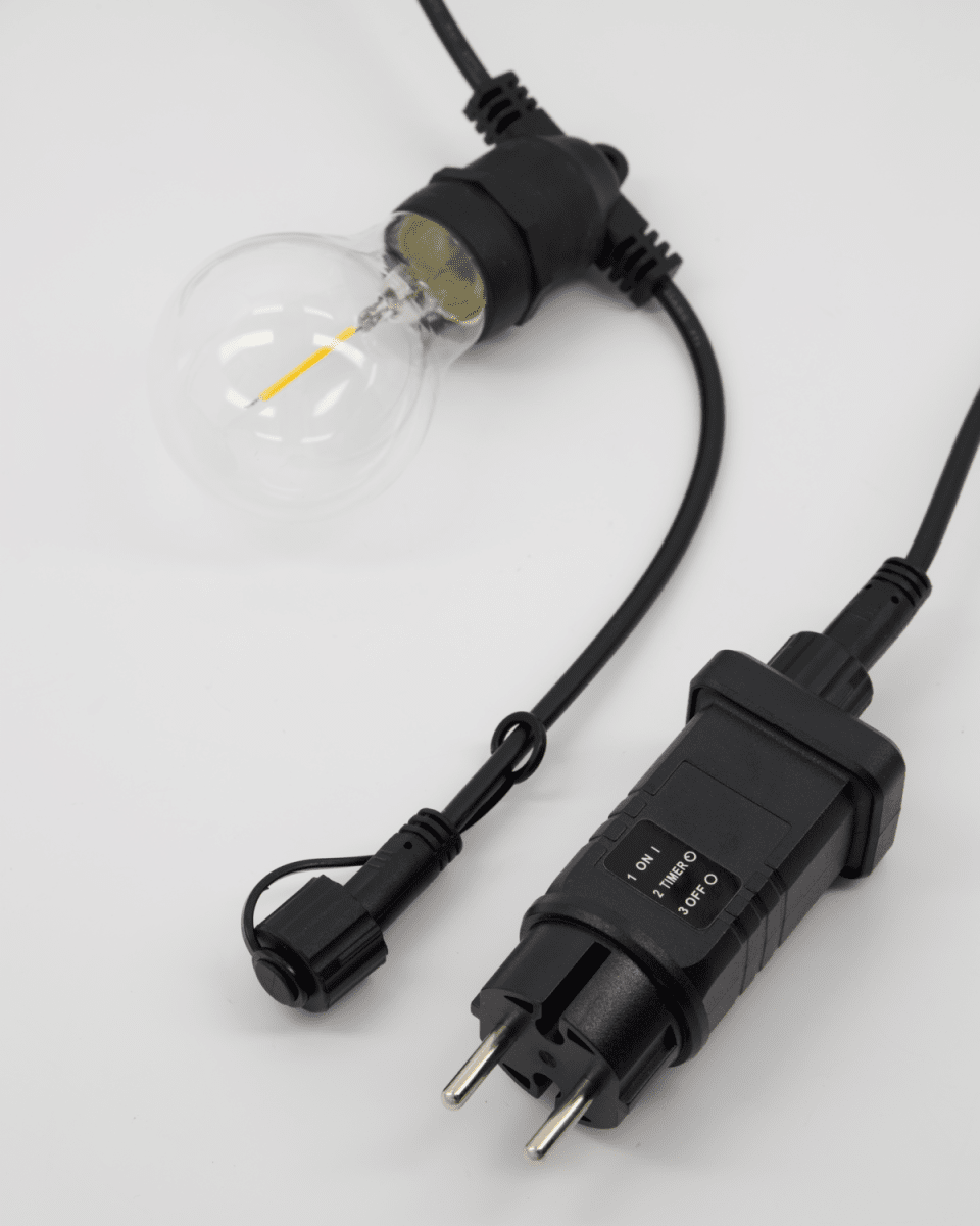 Light Valosarja 8m Musta valmistajalta House Doctor - Jokaisessa lampussa on E27-kanta, jossa on enint&auml;&auml;n 0,5 W LED, mik&auml; tekee niist&auml; energiatehokkaita ja t&auml;ydelliset l&auml;mpim&auml;n tunnelman luomiseen.
