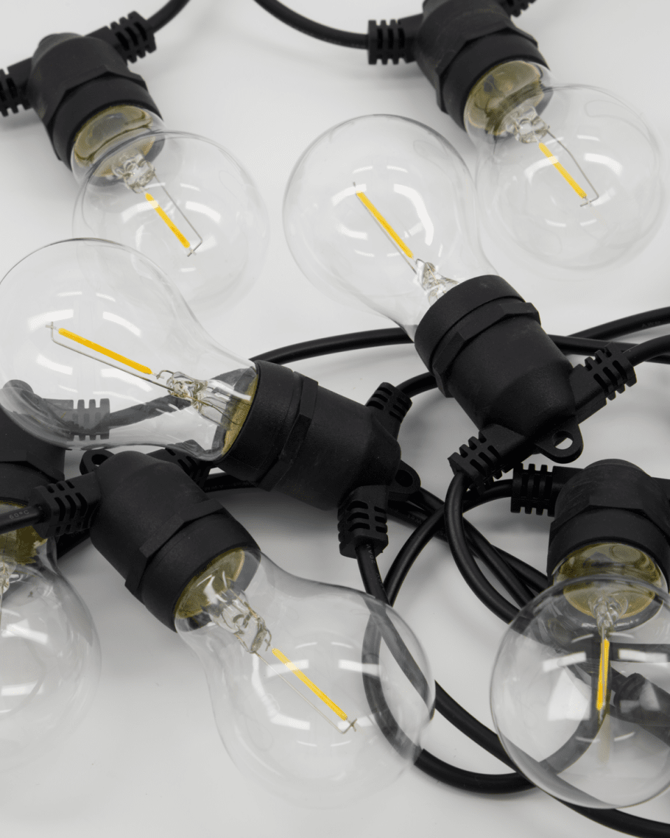 Light Valosarja 8m Musta valmistajalta House Doctor - Jokaisessa lampussa on E27-kanta, jossa on enint&auml;&auml;n 0,5 W LED, mik&auml; tekee niist&auml; energiatehokkaita ja t&auml;ydelliset l&auml;mpim&auml;n tunnelman luomiseen.