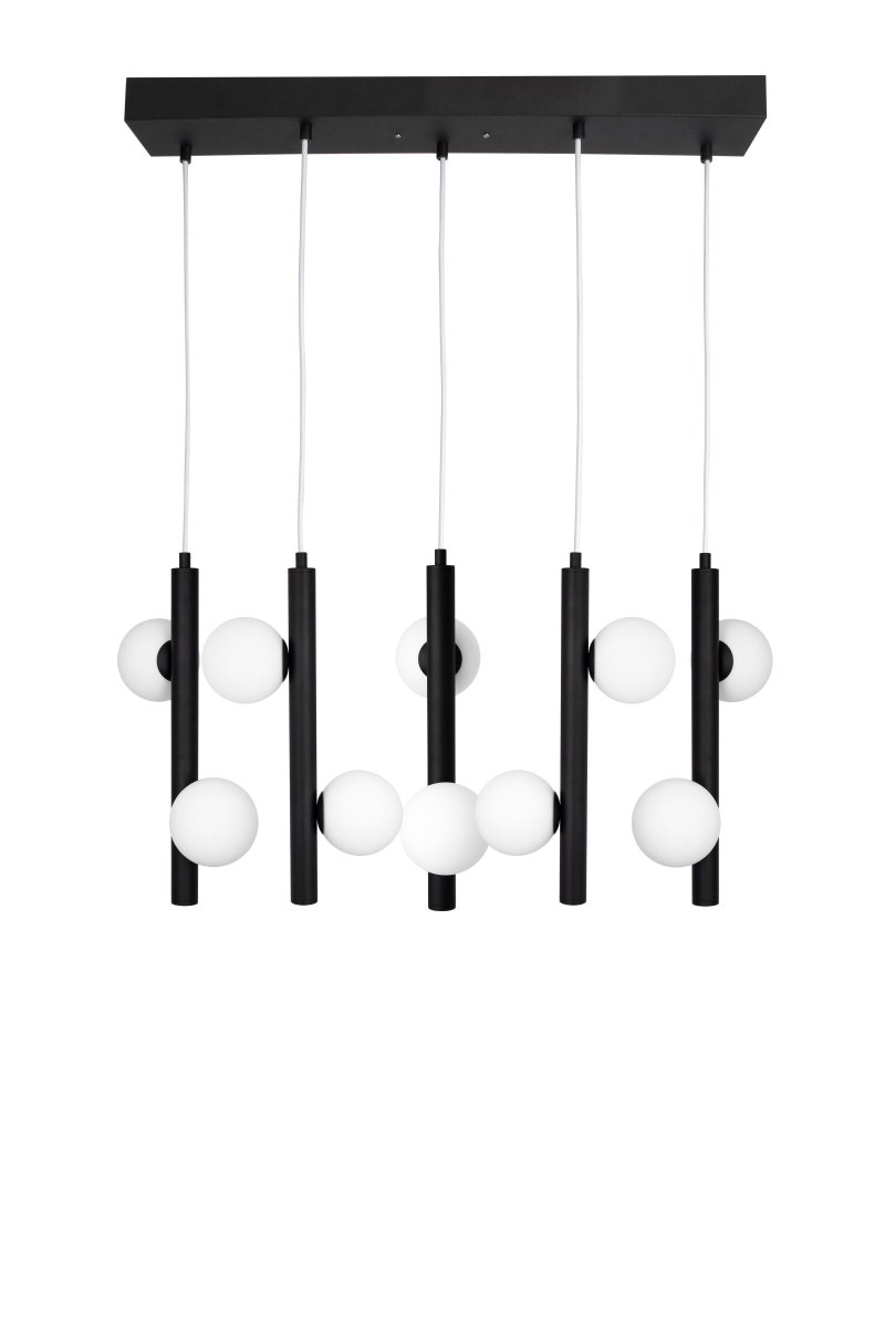Pearl 70cm Musta kattovalaisin valmistajalta Globen Lighting - T&auml;m&auml; on leve&auml; kattovalaisin mattamustaksi jauhemaalattua metallia, jossa on mattavalkoiset lasikuvut, jotka muistuttavat helmi&auml;.