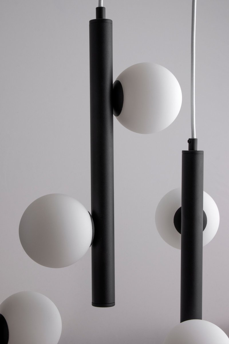 Pearl 70cm Musta kattovalaisin valmistajalta Globen Lighting - T&auml;m&auml; on leve&auml; kattovalaisin mattamustaksi jauhemaalattua metallia, jossa on mattavalkoiset lasikuvut, jotka muistuttavat helmi&auml;.