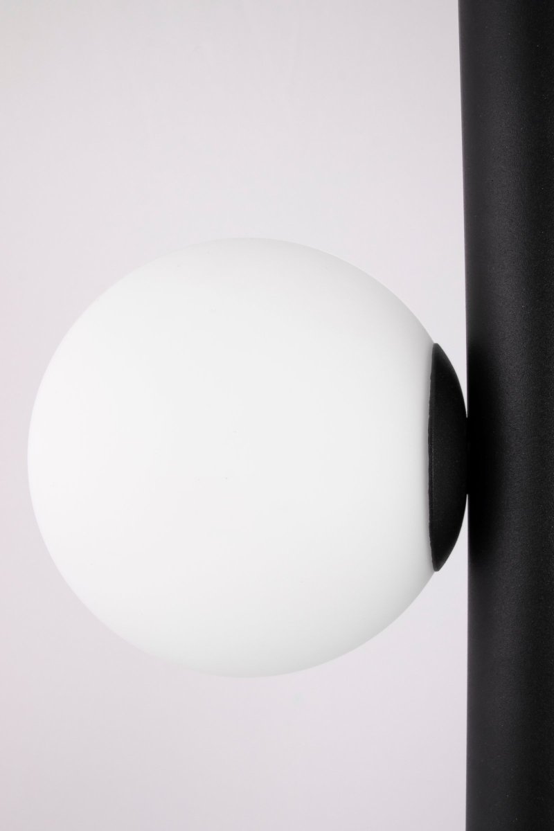 Pearl 70cm Musta kattovalaisin valmistajalta Globen Lighting - T&auml;m&auml; on leve&auml; kattovalaisin mattamustaksi jauhemaalattua metallia, jossa on mattavalkoiset lasikuvut, jotka muistuttavat helmi&auml;.