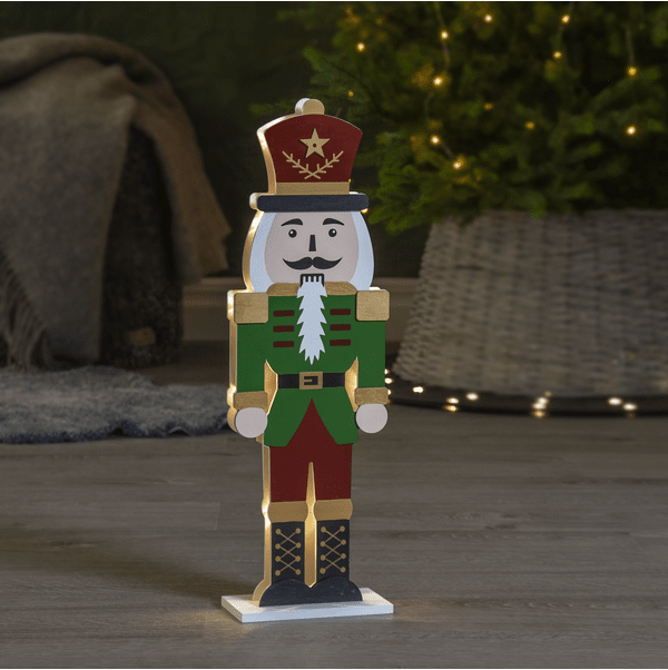 Nutcracker 52cm Monivärinen valmistajalta Star Trading - Tyylik&auml;s p&auml;hkin&auml;ns&auml;rkij&auml; laserleikatusta puusta, etupuoli on maalattu punaiseksi, vihre&auml;ksi, kultaiseksi ja mustaksi.