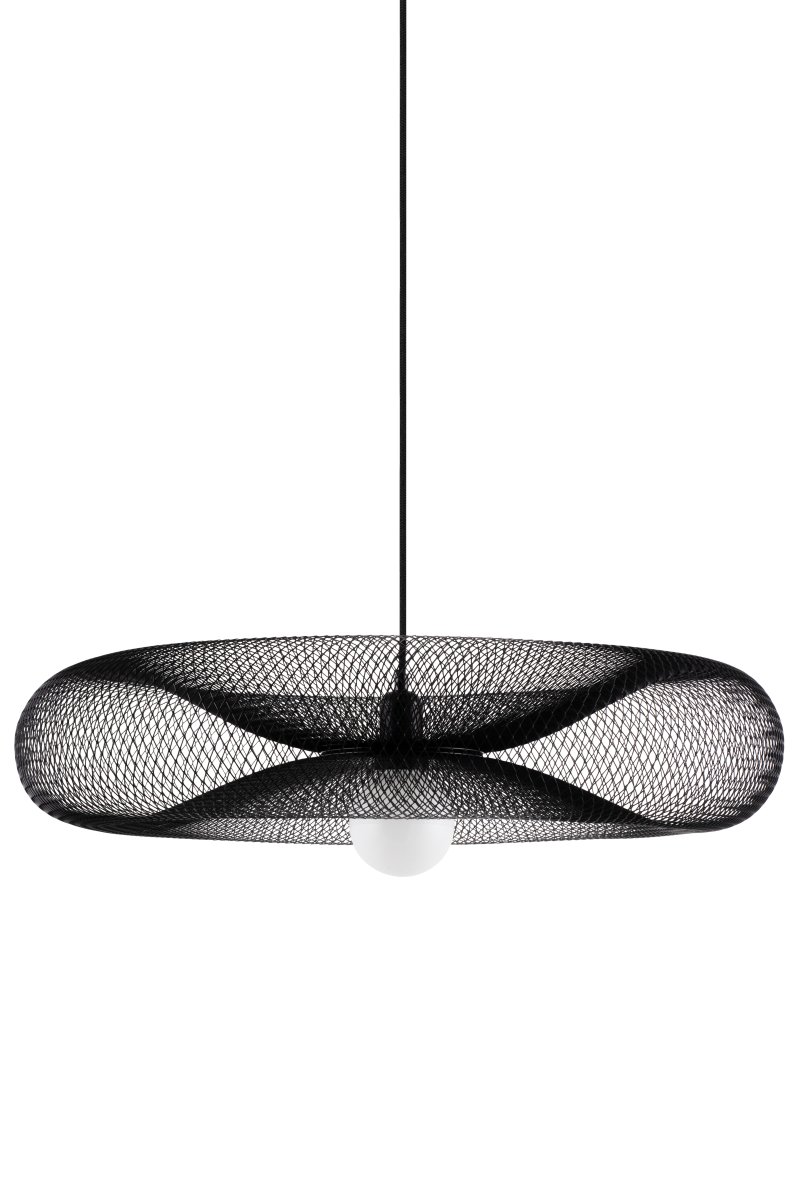 Torus Ø65 Musta kattovalaisin valmistajalta Globen Lighting - Torus &auml;r en luftig och mjuk pendel tillverkad av galvaniserat svart metalln&auml;t.