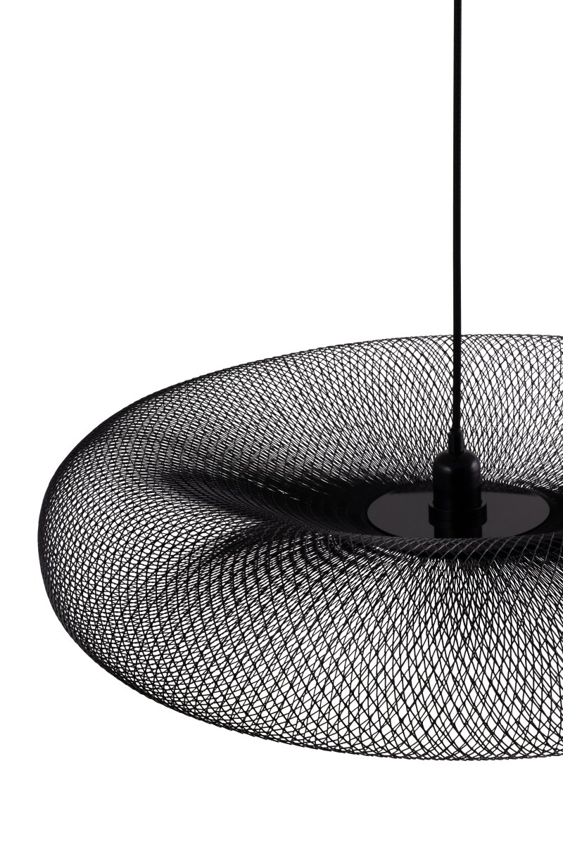 Torus Ø65 Musta kattovalaisin valmistajalta Globen Lighting - Torus &auml;r en luftig och mjuk pendel tillverkad av galvaniserat svart metalln&auml;t.