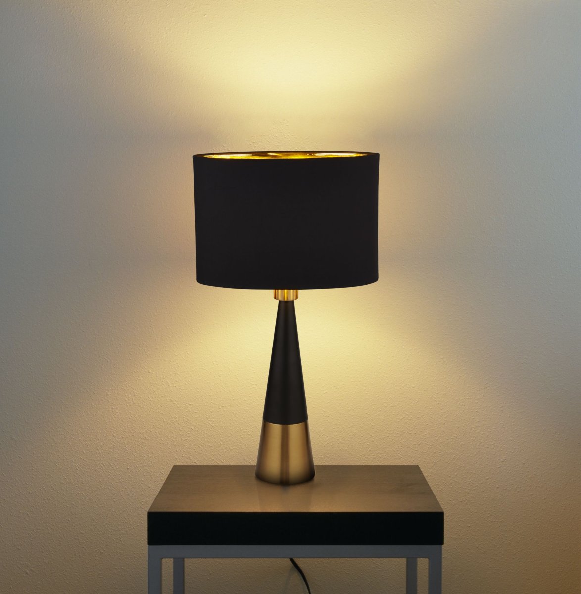 Chloe 40cm Matta musta pöytävalaisin valmistajalta Searchlight - Tämä moderni pöytävalaisin huokuu eleganssia kartiomaisella muotoilullaan ja ylellisellä mustan ja kullan yhdistelmällä.