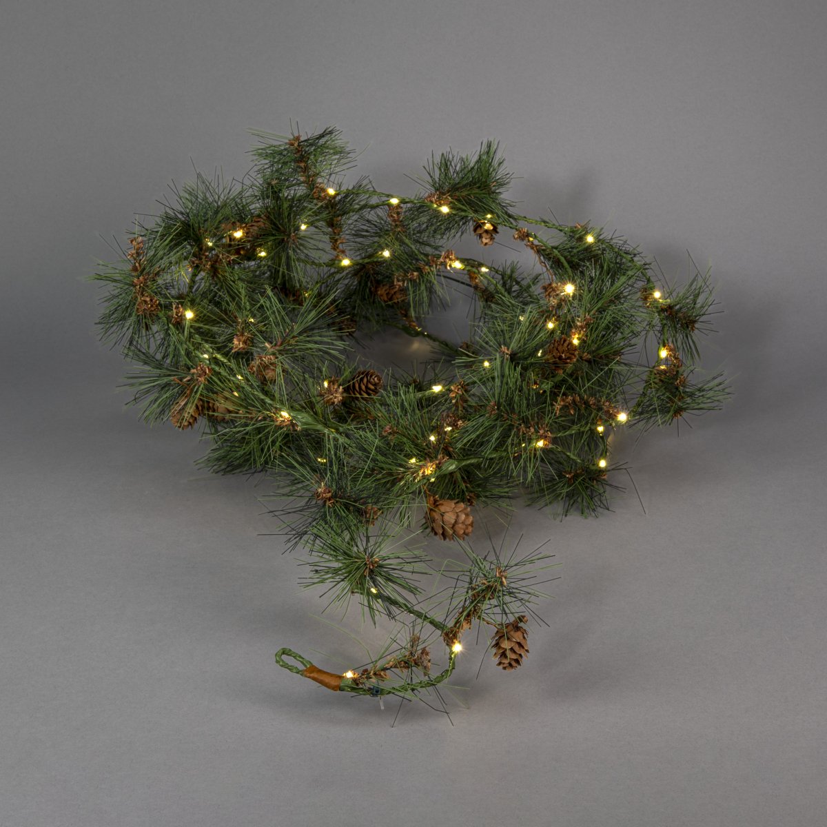 Köynnös 6m Vihreä valmistajalta Konstsmide - Luo l&auml;mmin ja kutsuva talvitunnelma t&auml;ll&auml; tekonurmikan ja pienten k&auml;pyjen koristeella koristellulla seppeleell&auml;.