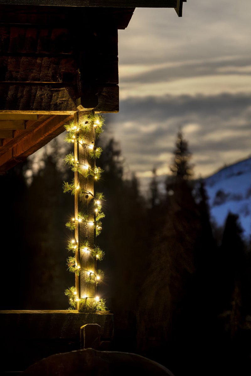 Köynnös 6m Vihreä valmistajalta Konstsmide - Luo l&auml;mmin ja kutsuva talvitunnelma t&auml;ll&auml; tekonurmikan ja pienten k&auml;pyjen koristeella koristellulla seppeleell&auml;.