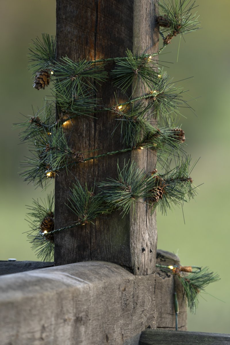 Köynnös 6m Vihreä valmistajalta Konstsmide - Luo l&auml;mmin ja kutsuva talvitunnelma t&auml;ll&auml; tekonurmikan ja pienten k&auml;pyjen koristeella koristellulla seppeleell&auml;.