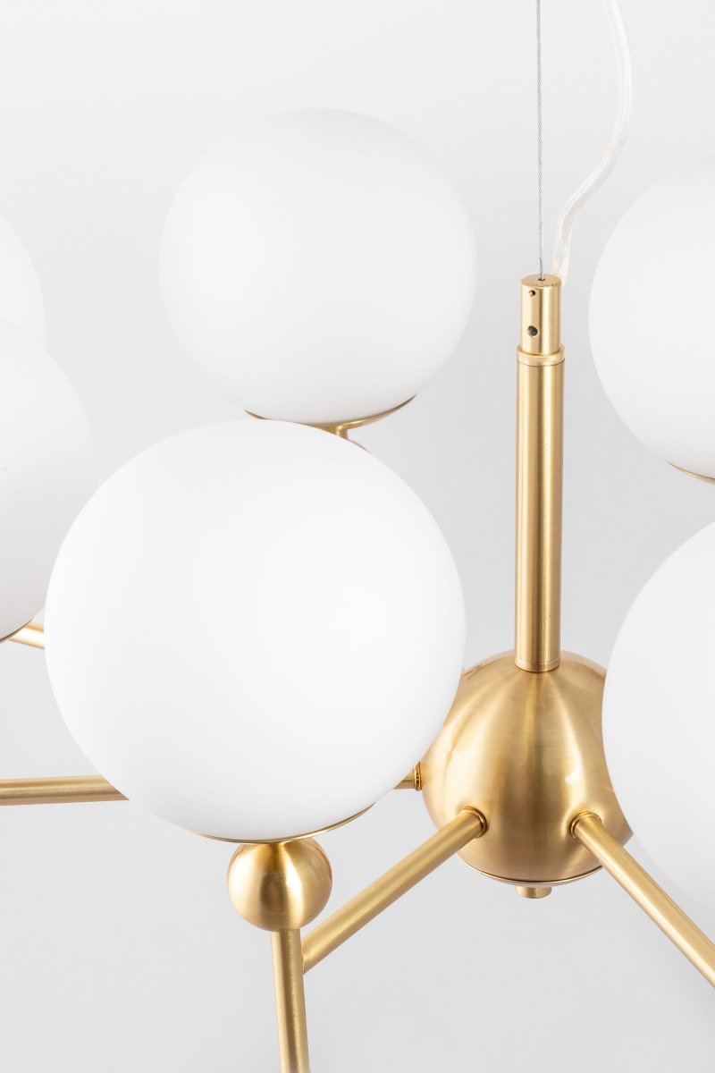 Astrid 85cm Harjattua messinkiä kattovalaisin valmistajalta Globen Lighting - Astrid on klassinen ja n&auml;ytt&auml;v&auml; riipus mattavalkoisella lasilla ja harjatun messinginv&auml;risell&auml; metallilla.