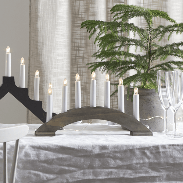 Bea Ruskea valmistajalta Star Trading - Ruskeaksi petsattu puinen kaarenmuotoinen kynttil&auml;njalka, jossa seitsem&auml;n kynttil&auml;&auml;.