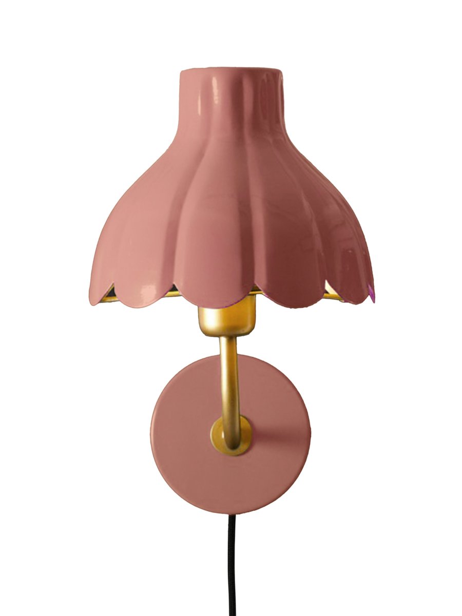 Wells 35cm Tummanpunainen lukulamppu valmistajalta PR Home - Wells on koristeellinen metallinen sein&auml;valaisin, jolla on pehme&auml; ja romanttinen ilme.