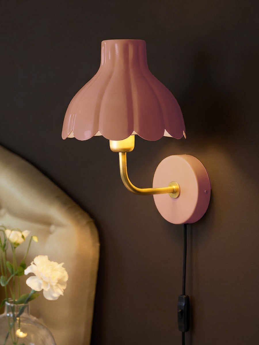 Wells 35cm Tummanpunainen lukulamppu valmistajalta PR Home - Wells on koristeellinen metallinen sein&auml;valaisin, jolla on pehme&auml; ja romanttinen ilme.