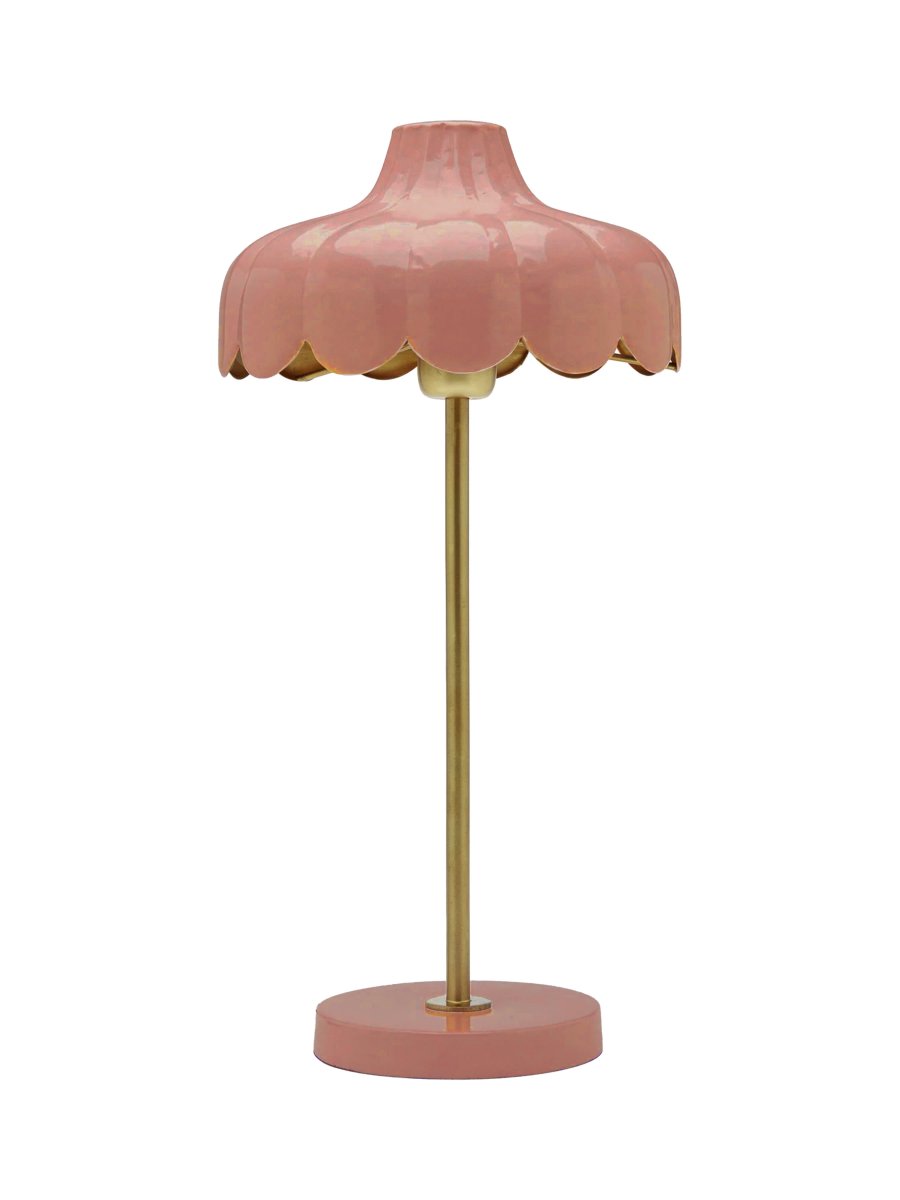 Wells 50cm Tummanpunainen pöytävalaisin valmistajalta PR Home - Valaisin on saanut inspiraationsa kukasta, ja t&auml;st&auml; sarjasta on saatavilla useita v&auml;rej&auml; ja malleja.