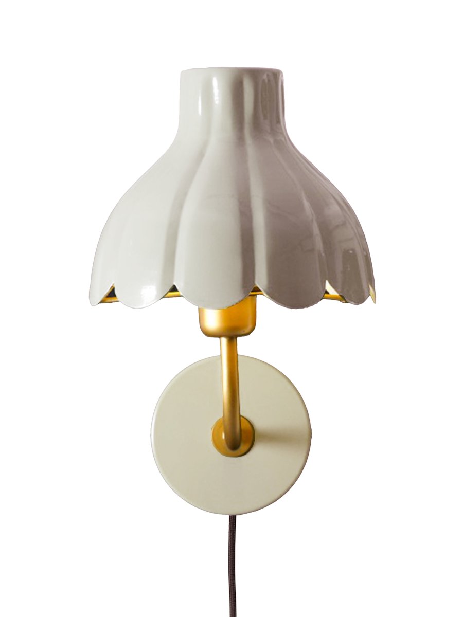 Wells 35cm Beige lukulamppu valmistajalta PR Home - Wells on koristeellinen metallinen sein&auml;valaisin, jolla on pehme&auml; ja romanttinen ilme.