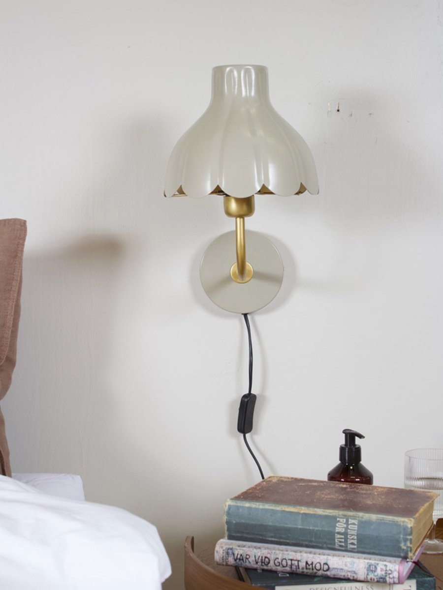Wells 35cm Beige lukulamppu valmistajalta PR Home - Wells on koristeellinen metallinen sein&auml;valaisin, jolla on pehme&auml; ja romanttinen ilme.