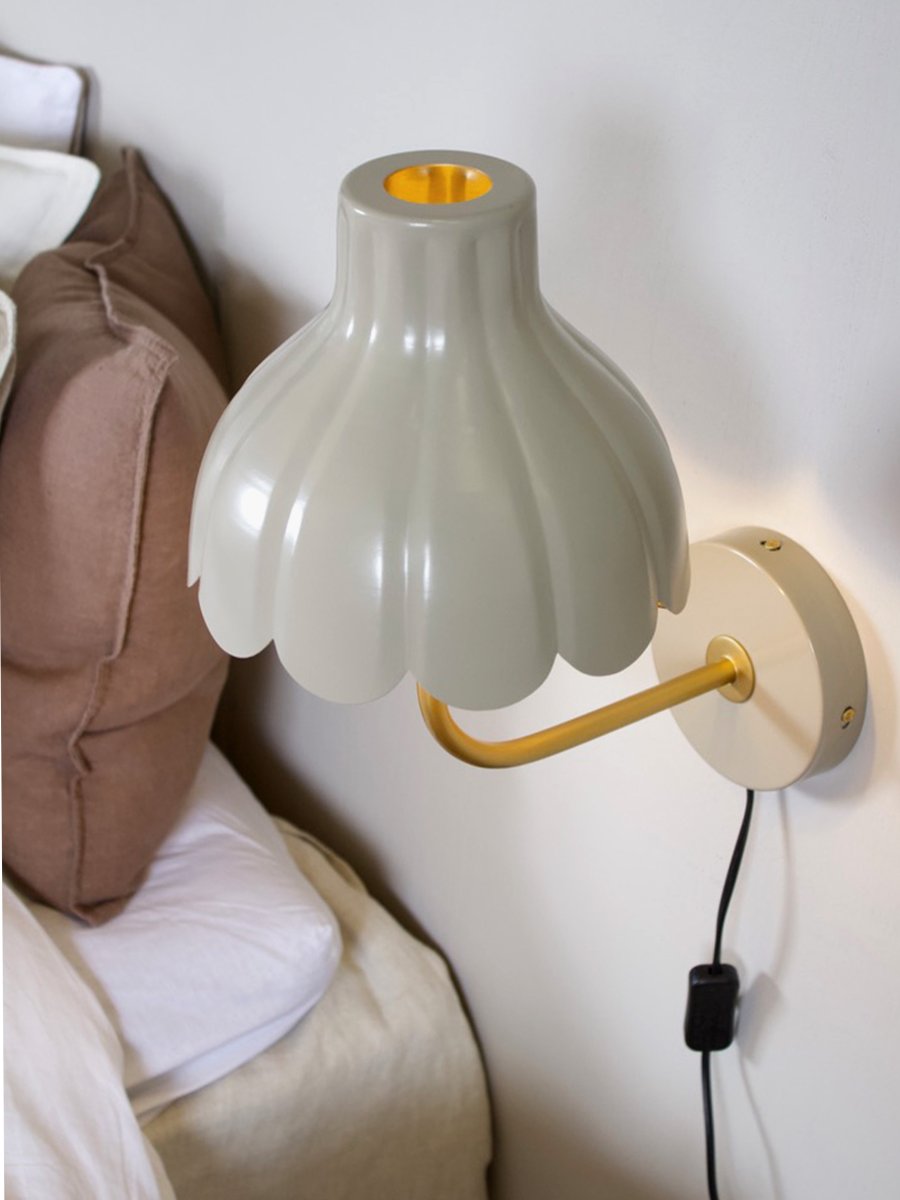 Wells 35cm Beige lukulamppu valmistajalta PR Home - Wells on koristeellinen metallinen sein&auml;valaisin, jolla on pehme&auml; ja romanttinen ilme.
