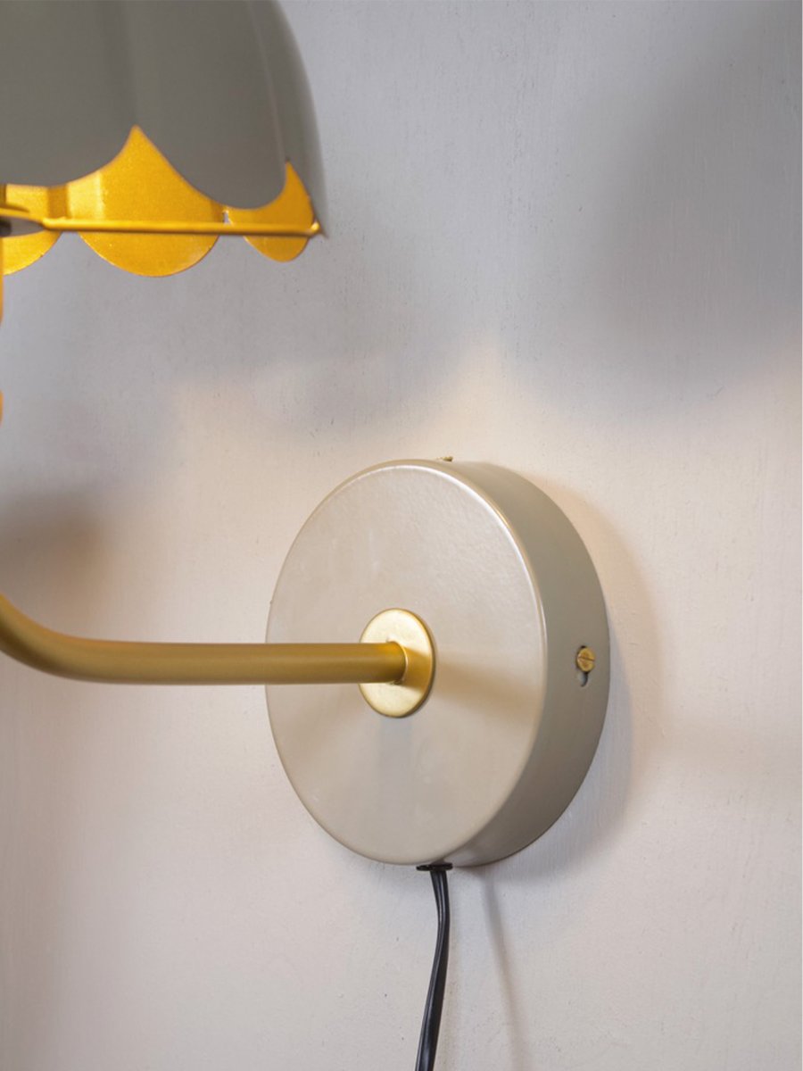 Wells 35cm Beige lukulamppu valmistajalta PR Home - Wells on koristeellinen metallinen sein&auml;valaisin, jolla on pehme&auml; ja romanttinen ilme.