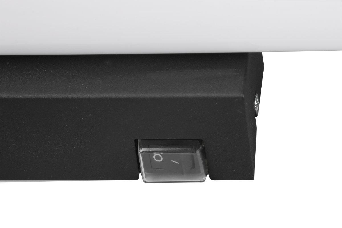 Mattimo 40cm Musta kylpyhuoneen valaisin valmistajalta Trio Lighting - Siinä yhdistyvät mattamustan metallin ja valkoisen muovin harmoninen ilme, ja sitä voidaan ohjata seinäkytkimellä tai integroidulla kytkimellä.