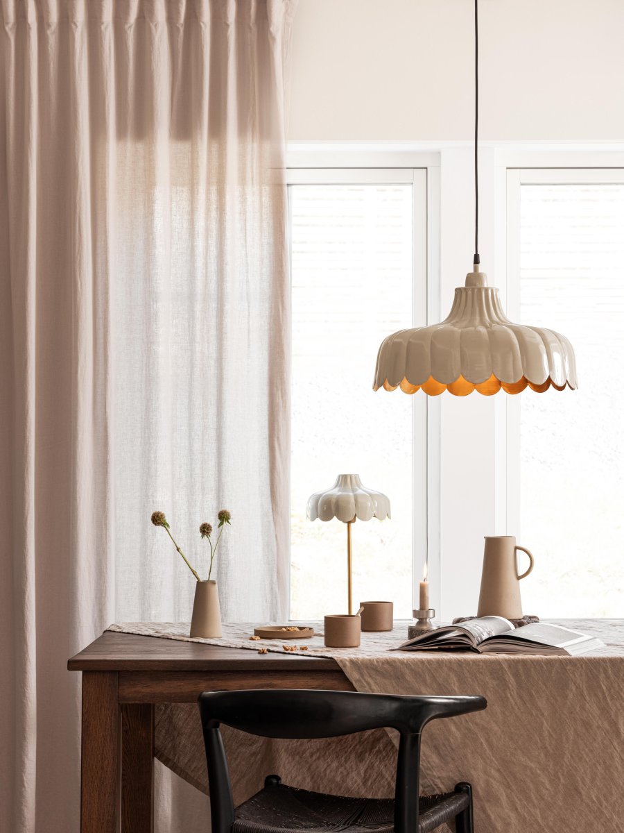 Wells Ø45 Beige kattovalaisin valmistajalta PR Home - Olemme saaneet inspiraationsa kukasta ja luoneet tämän sarjan useissa väreissä ja malleissa.