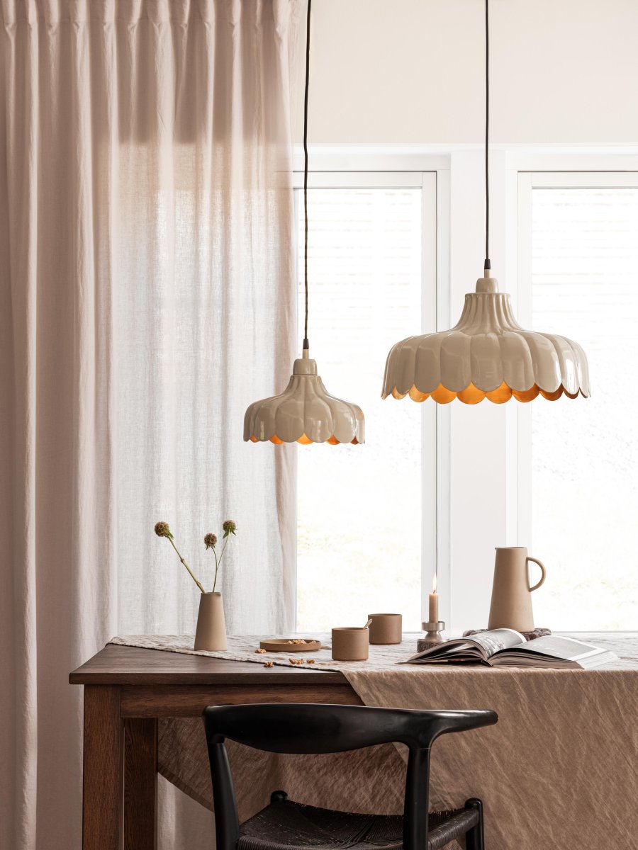 Wells Ø45 Beige kattovalaisin valmistajalta PR Home - Olemme saaneet inspiraationsa kukasta ja luoneet tämän sarjan useissa väreissä ja malleissa.