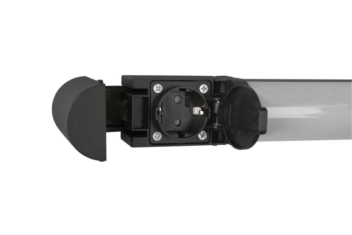 Piera 42cm Musta kylpyhuoneen valaisin valmistajalta Trio Lighting - Yksinkertaisen ulkonäön ja integroitujen pistorasioiden ansiosta se sopii täydellisesti työtasojen päälle tai peilin viereen.