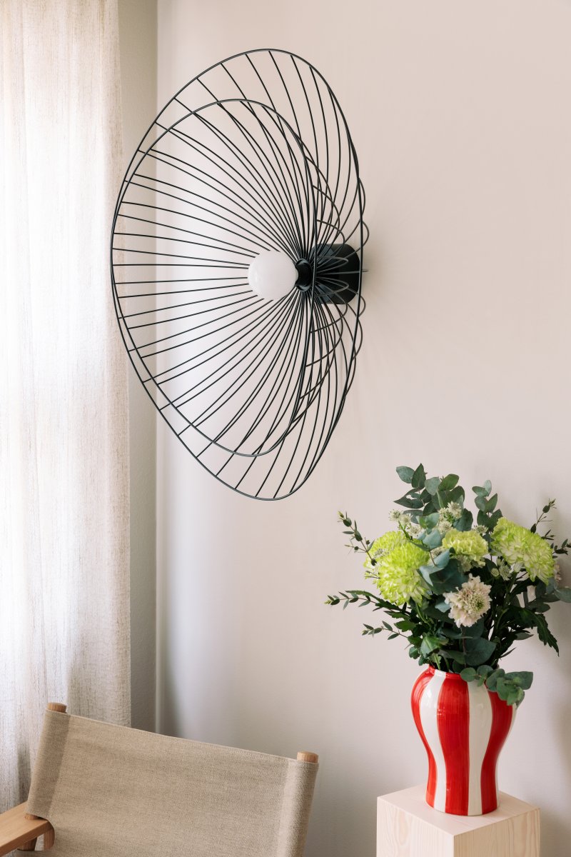 Ray Ø85 Musta seinävalaisin valmistajalta Globen Lighting - Valaisin on himmentimen kanssa yhteensopiva, kun se on kattoon asennettu.