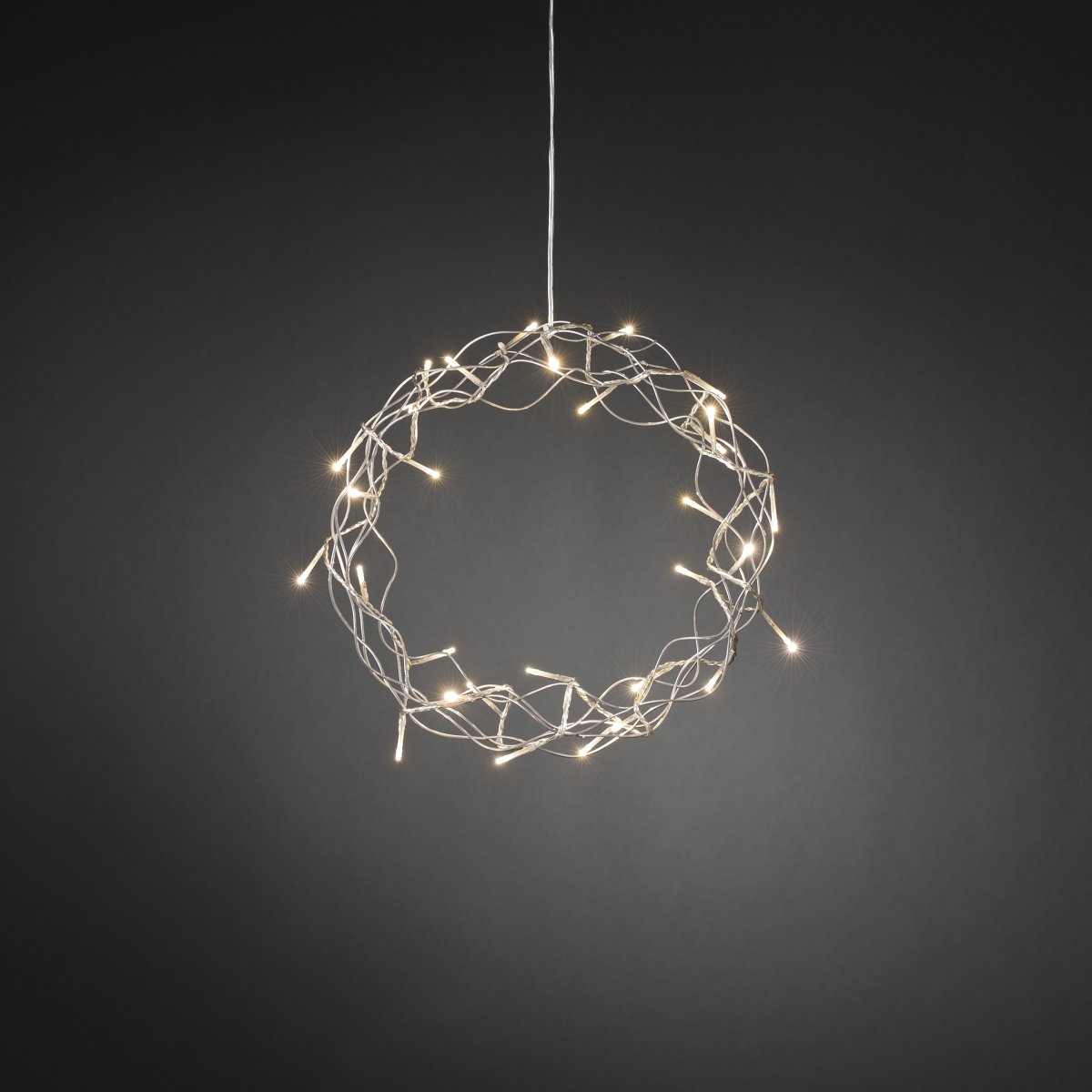 LED-kranssi Ø30 Hopea valmistajalta Konstsmide - Koristeellinen LED-seppele, joka levitt&auml;&auml; kotiin l&auml;mmint&auml; ja lumoavaa hehkua.
