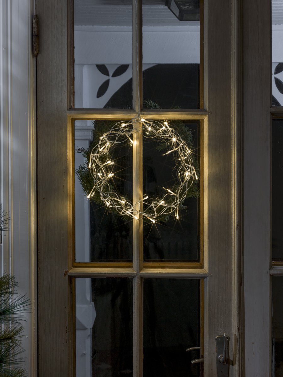 LED-kranssi Ø30 Hopea valmistajalta Konstsmide - Koristeellinen LED-seppele, joka levitt&auml;&auml; kotiin l&auml;mmint&auml; ja lumoavaa hehkua.
