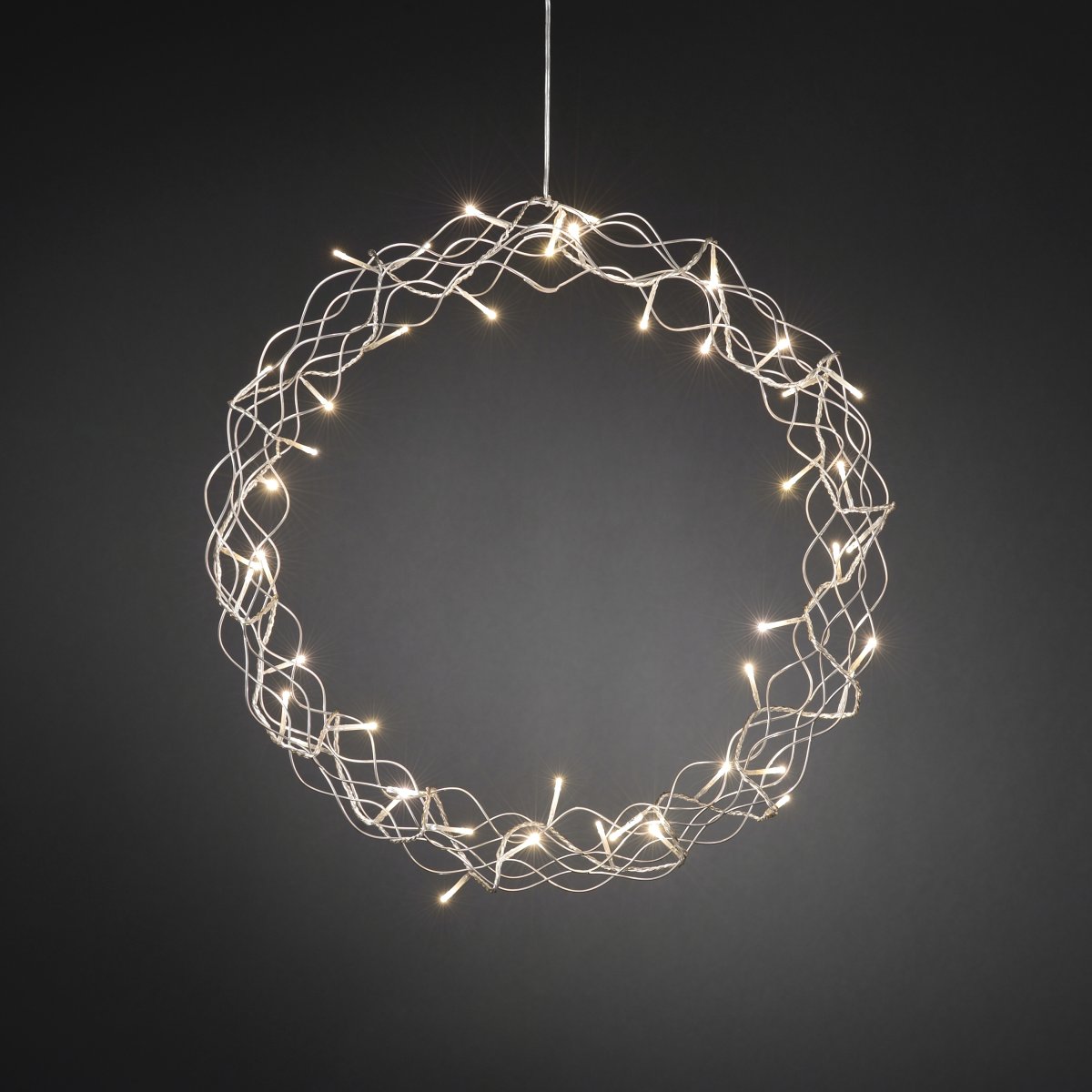 LED-kranssi Ø45 Hopea valmistajalta Konstsmide - Koristeellinen LED-seppele, joka levitt&auml;&auml; kotiin l&auml;mmint&auml; ja lumoavaa hehkua.