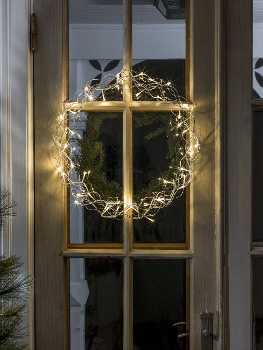 LED-kranssi Ø45 Hopea valmistajalta Konstsmide - Koristeellinen LED-seppele, joka levitt&auml;&auml; kotiin l&auml;mmint&auml; ja lumoavaa hehkua.