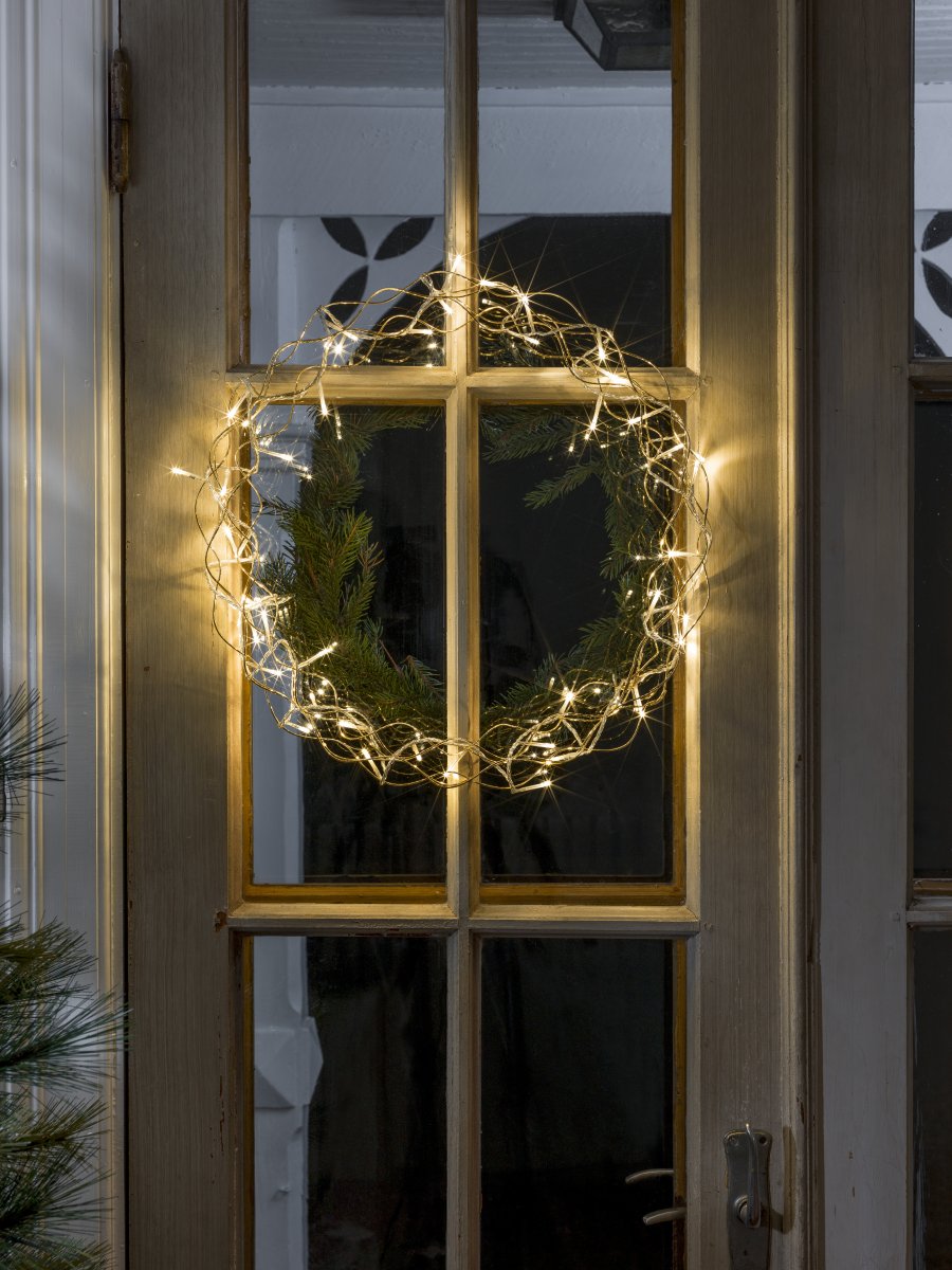 LED-kranssi Ø45 Kulta valmistajalta Konstsmide - Koristeellinen LED-seppele, joka levitt&auml;&auml; kotiin l&auml;mmint&auml; ja lumoavaa hehkua.