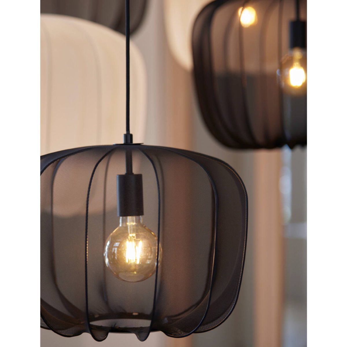 Plumeria Ø40 Musta kattovalaisin valmistajalta Light & Living - 