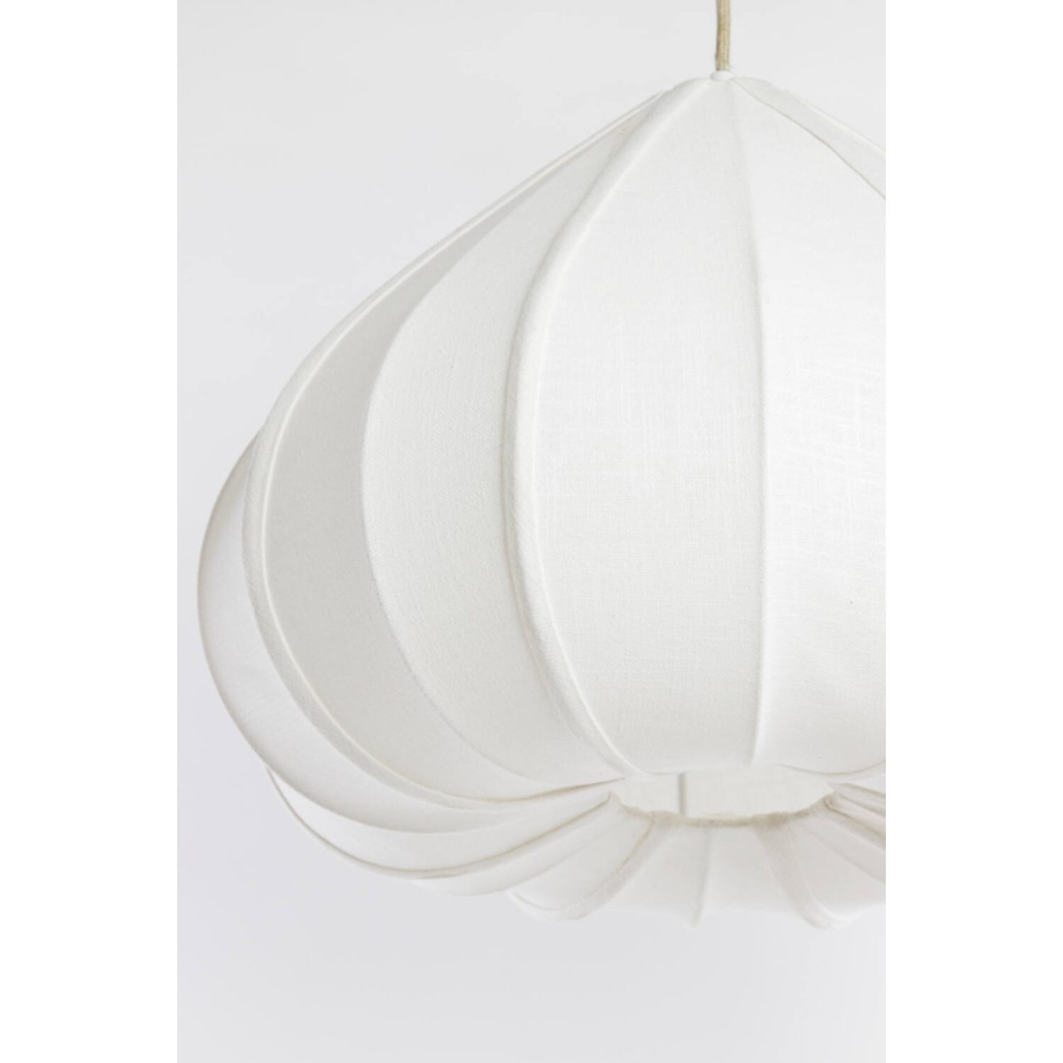 Zubeda Ø50 Kermanvalkoinen kattovalaisin valmistajalta Light & Living - Zubedalla on pehme&auml; ja elegantti muoto, ja sen kermanvalkoinen kangas verhoilee valoa l&auml;mpim&auml;sti ja miellytt&auml;v&auml;sti.