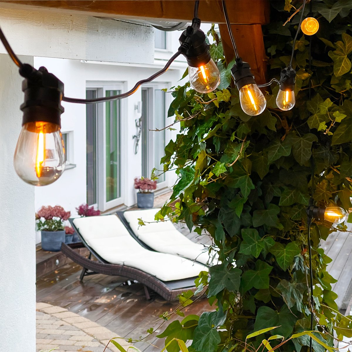 Cosy Musta valmistajalta Lightson - Silmukka on 5 metri&auml; pitk&auml;, siin&auml; on 10 hehkulamppua ja se on helppo liitt&auml;&auml; mihin tahansa kaapeliimme.