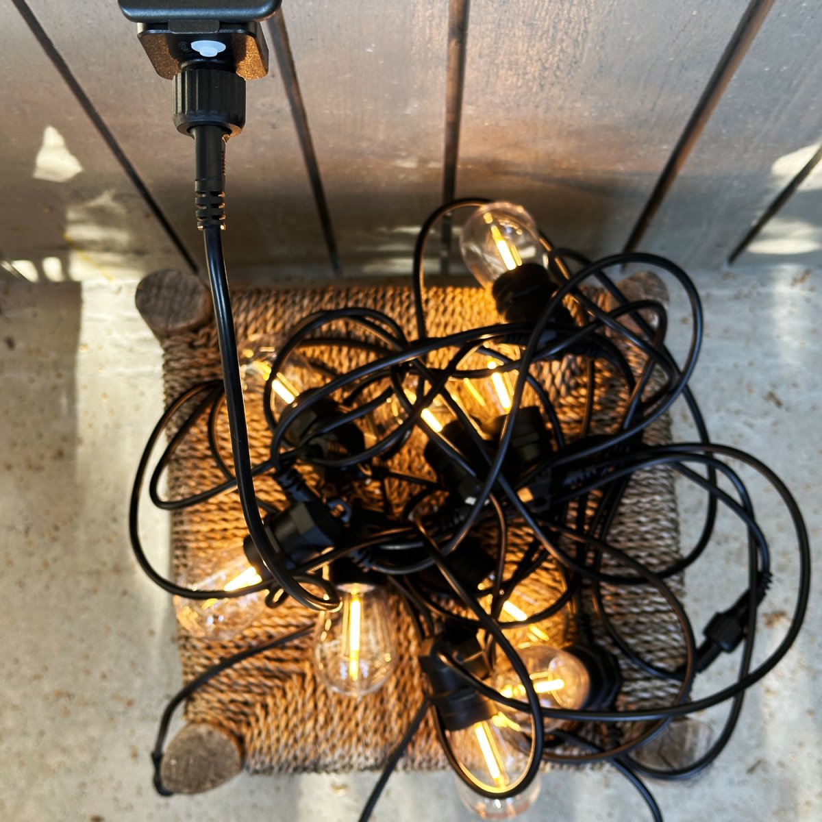 Cozy Start 5m Musta valmistajalta Lightson - Silmukka on 5 m pitk&auml; ja varustettu 10 vaihdettavalla valonl&auml;hteell&auml; + 5 m liit&auml;nt&auml;kaapelilla ja muuntajalla Suuremmille alueille voit liitt&auml;&auml; jopa 6 silmukkaa ja luoda vaikuttavan valaistusj&auml;rjestelyn kokonaispituudella; koko 30m.