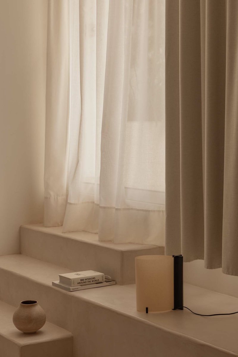 Cata 25cm Musta pöytävalaisin valmistajalta Faro Barcelona - Cata on tyylik&auml;s valaisin, joka yhdist&auml;&auml; modernin muotoilun ymp&auml;rist&ouml;tietoisiin valintoihin.