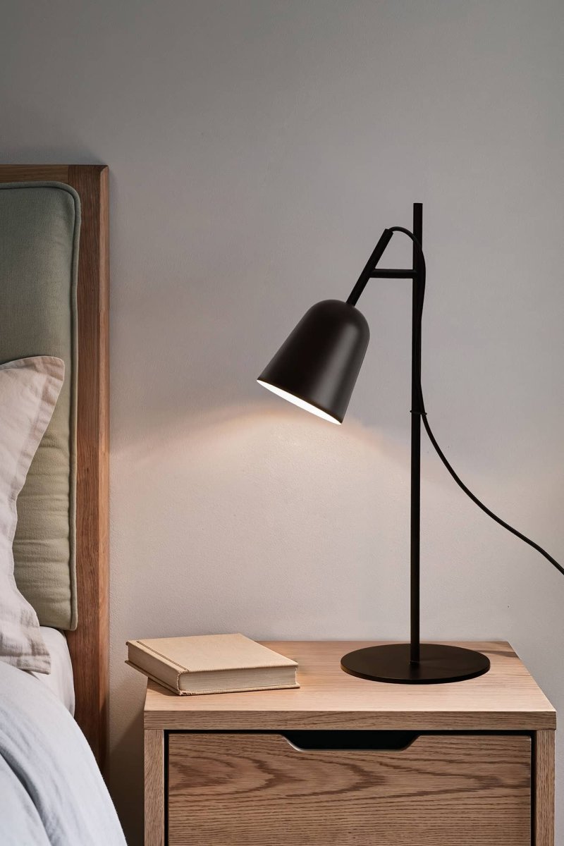 Studio 55cm Musta työpöytävalaisin valmistajalta Faro Barcelona - Studio on elegantti Nahtrangin suunnittelema p&ouml;yt&auml;valaisin, joka on saanut inspiraationsa ikonisesta 1950-luvun muotoilusta modernilla yksinkertaisuudella tulkittuna.