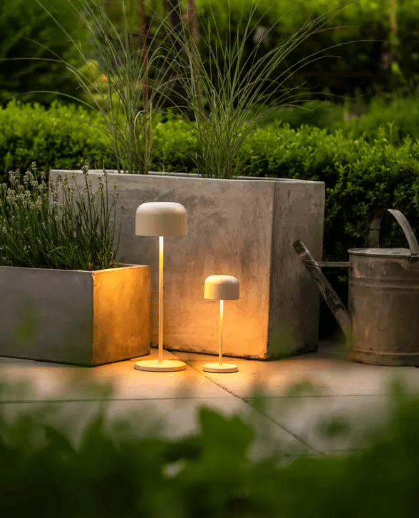 Lille 36cm Hiekka Siirrettävä valmistajalta Konstsmide - Lille on tyylik&auml;s alumiinista valmistettu ladattava p&ouml;yt&auml;valaisin ulkok&auml;ytt&ouml;&ouml;n.