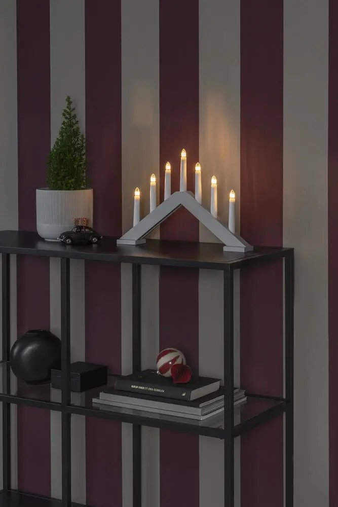Candelabra 7 Lights Matta beige valmistajalta Konstsmide - Anna kotiisi ajaton ja tyylik&auml;s joulutunnelma t&auml;ll&auml; tyylikk&auml;&auml;ll&auml; puisella adventtikynttil&auml;njalalla.
