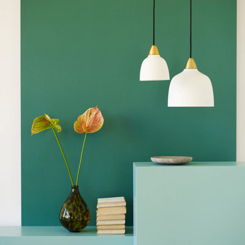 Urban Mini Ø15 Valkoinen kattovalaisin valmistajalta Superliving - Pienemmästä koostaan huolimatta Urban Mini tarjoaa vaikuttavan valon leviämisen ja toimii yhtä hyvin keittiön työtasolla kuin viihtyisässä oleskelutilassa.