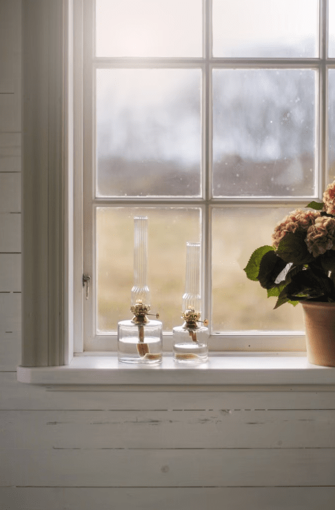 Kerosene lamp elvira big Läpinäkyvä valmistajalta Strömshaga - Tyylik&auml;s kerosiinilamppu uritettua lasia ja messinkipoltinta.